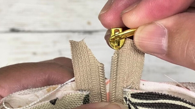 スライダー金具をはめる